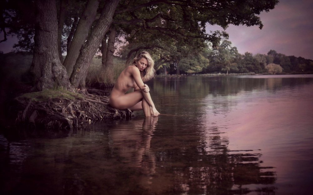 Striptease on a boat in the middle of the river