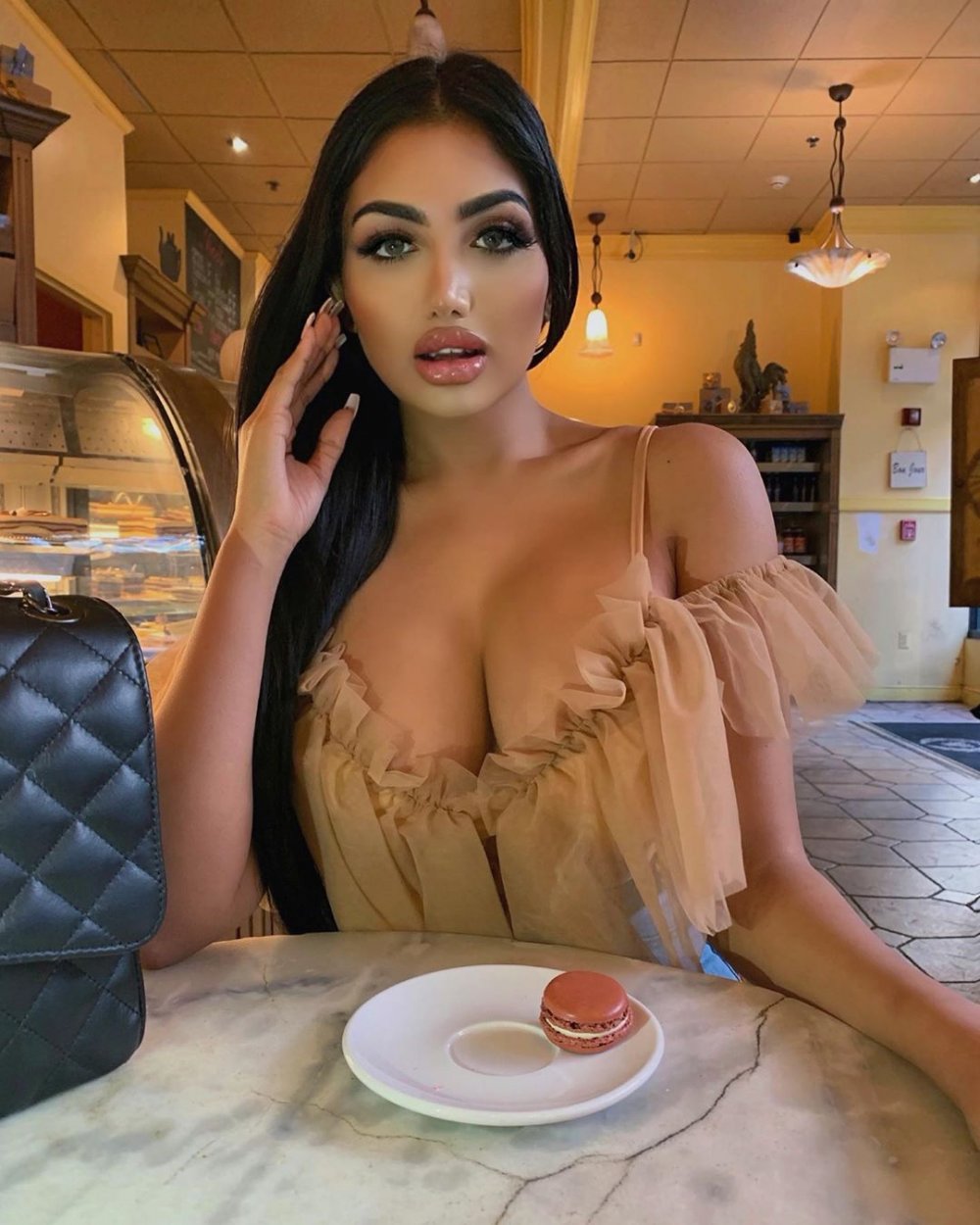 "Turkish Kim Kardashian" Tits