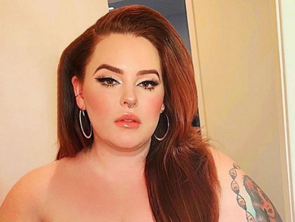 Model Bodyposive Tesser Holide XXX