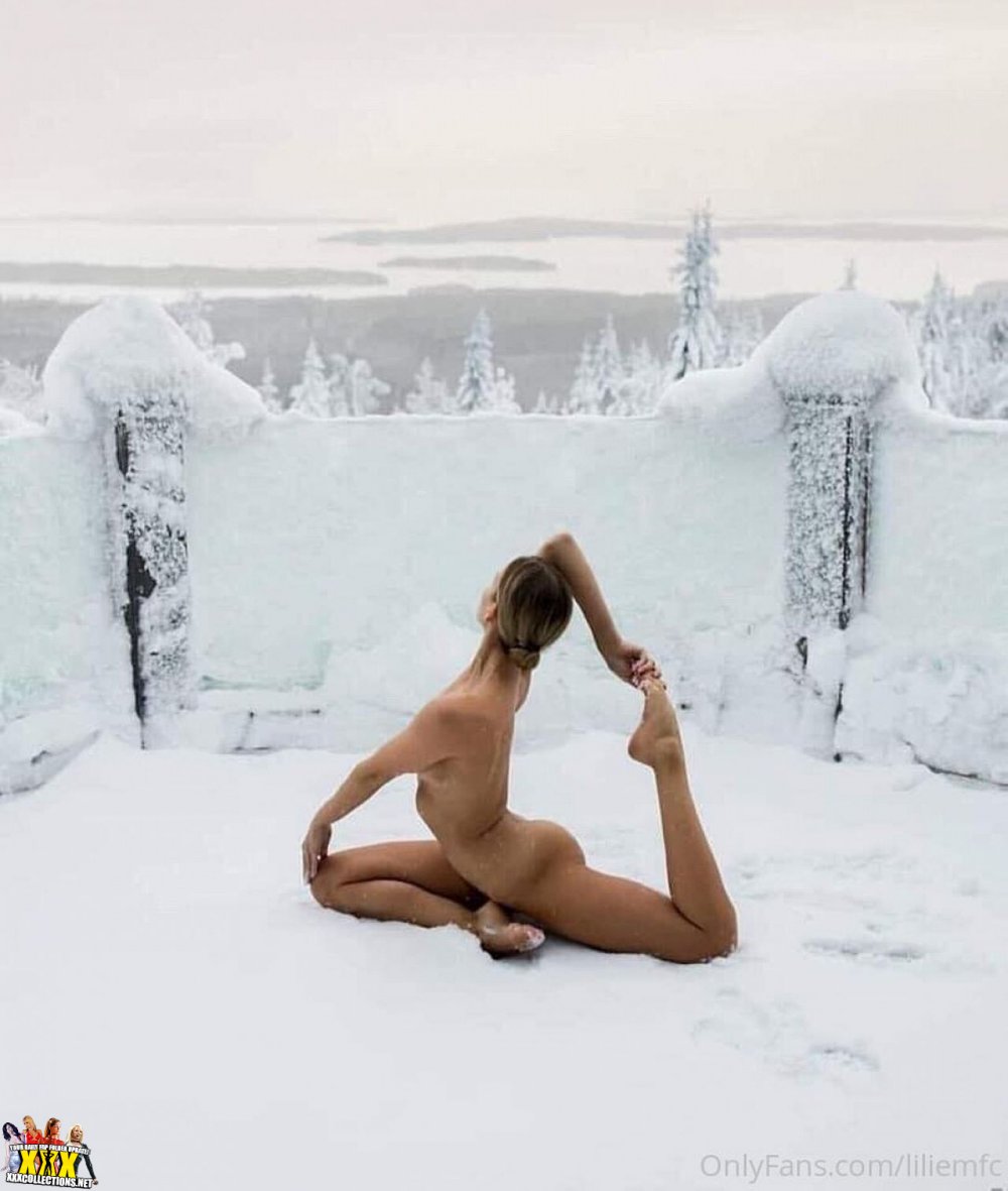 Beautiful boobs in the pool