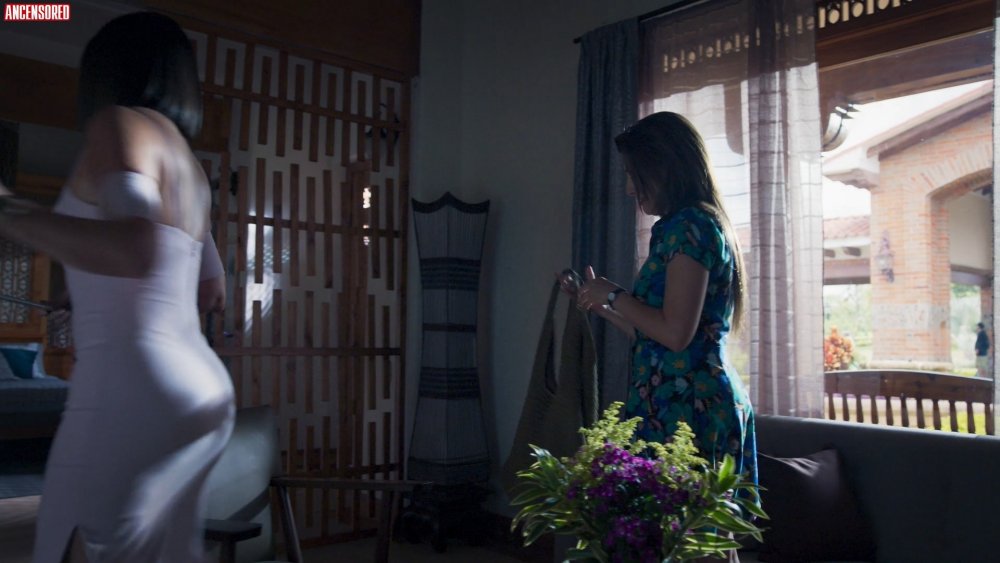 Gaby Espino playing naked