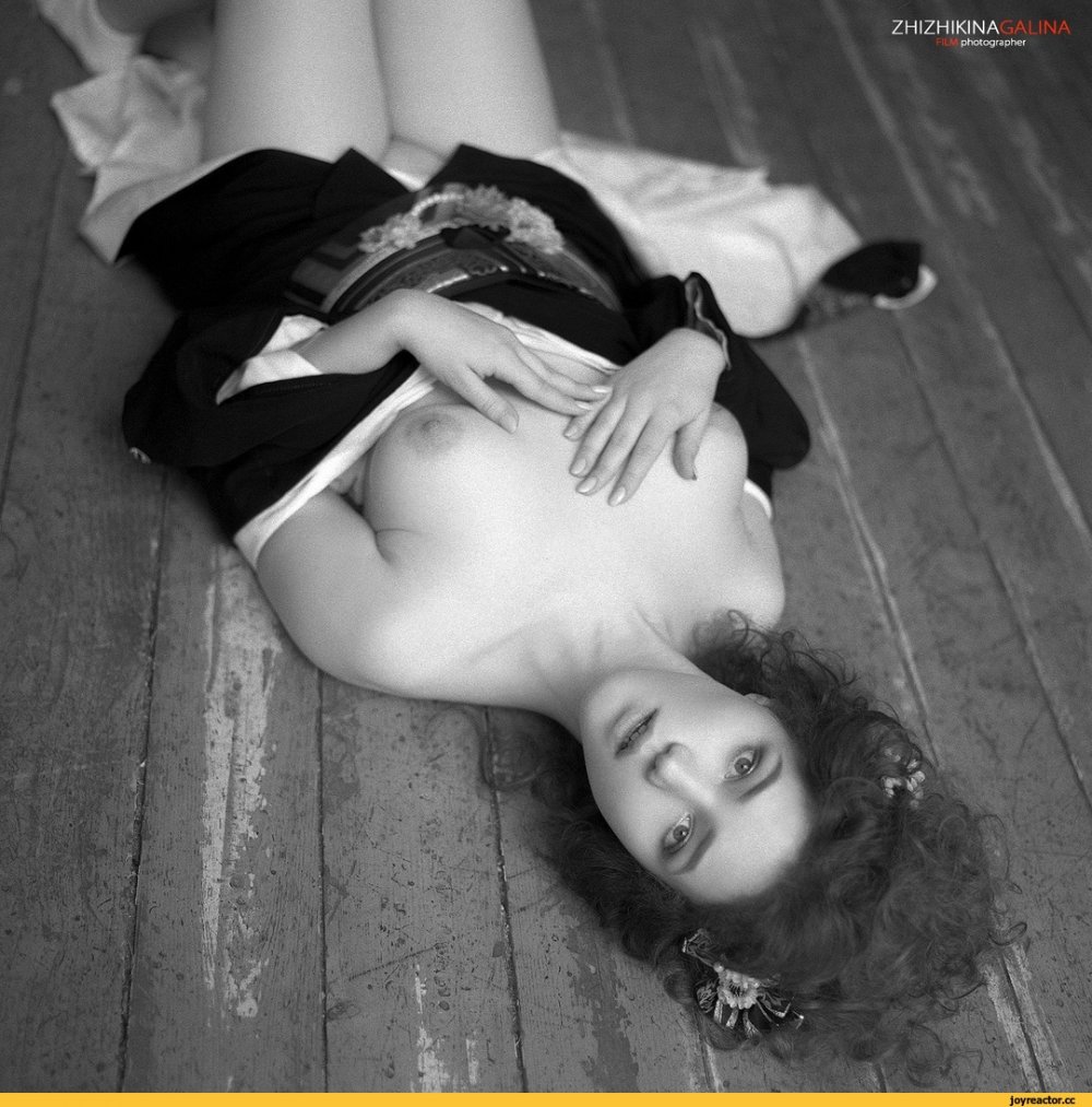 Japanese geisha in bed nude