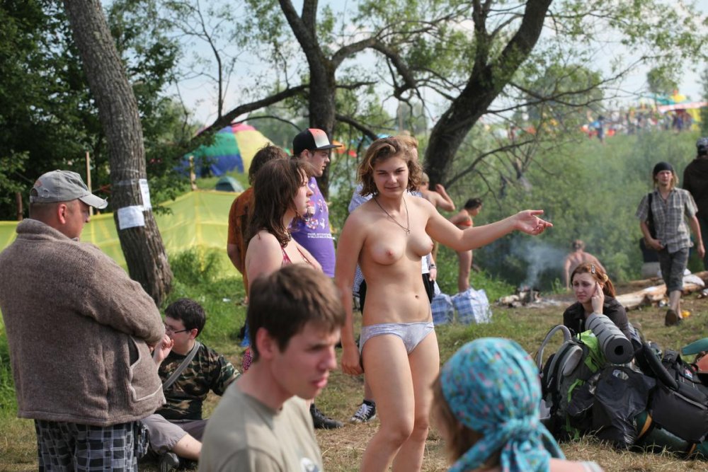 Festival empty hills tits