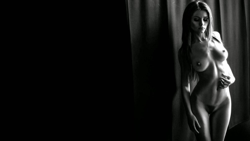 Erotic screensavers on the girl's desktop
