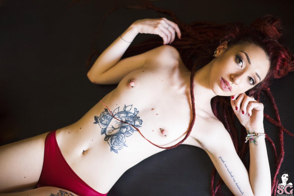 Sara Calixto (Coralinne Suicide) Lezbi