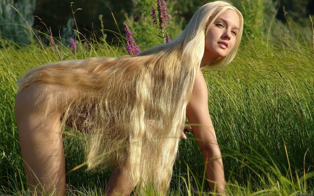 Naga with hair with very long hair