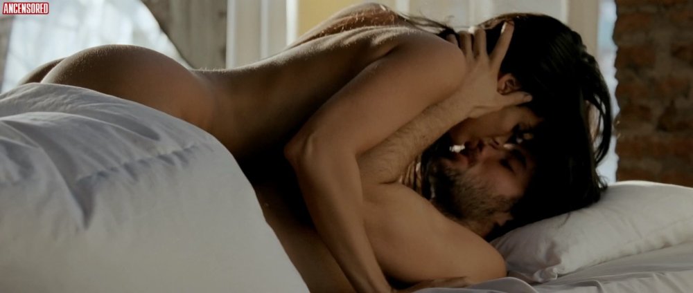 Gaby Espino playing naked