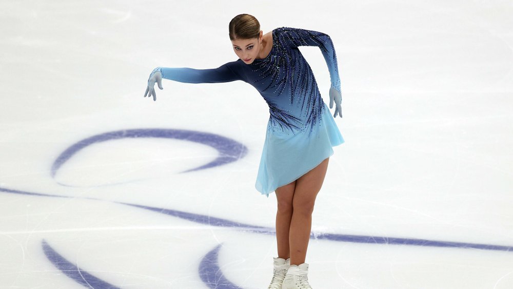 Alena is a bone skater