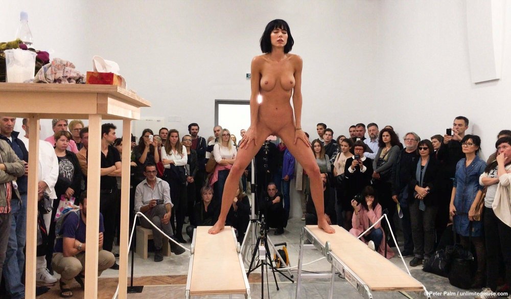 Milo moiré Vagina performance