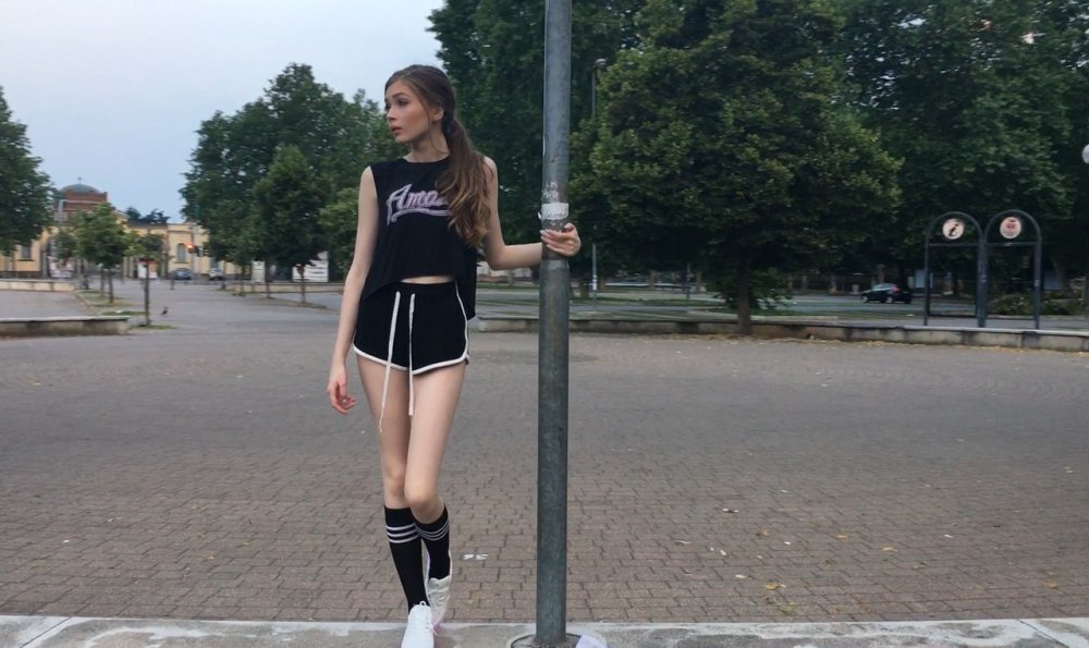 The legs of Karina Strimmershi