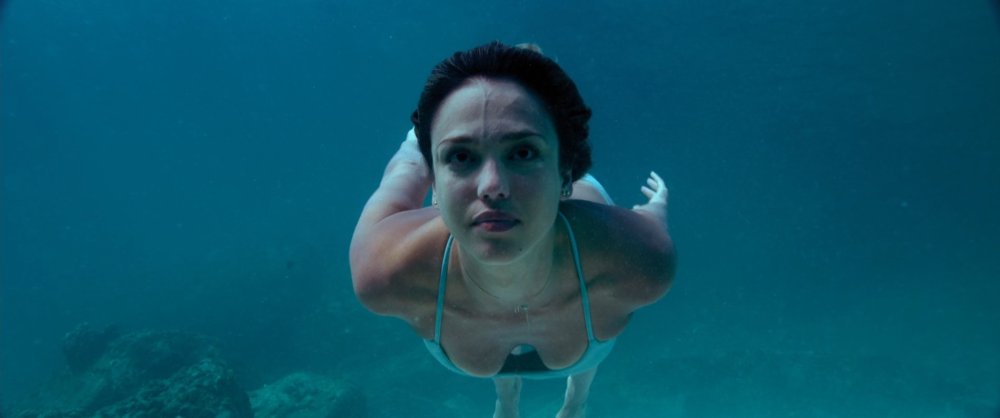 Jessica Alba in a swimsuit in the film Mechanic