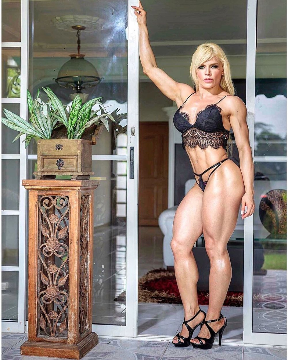 Wolf with Wall Street Naomi