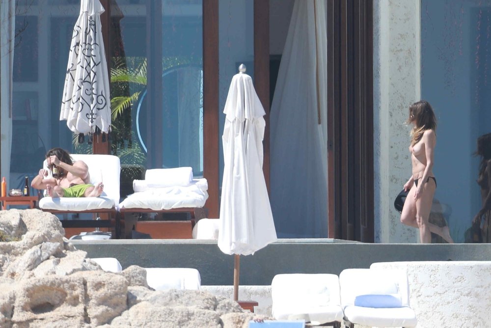 Хайди Клум загорает топлесс