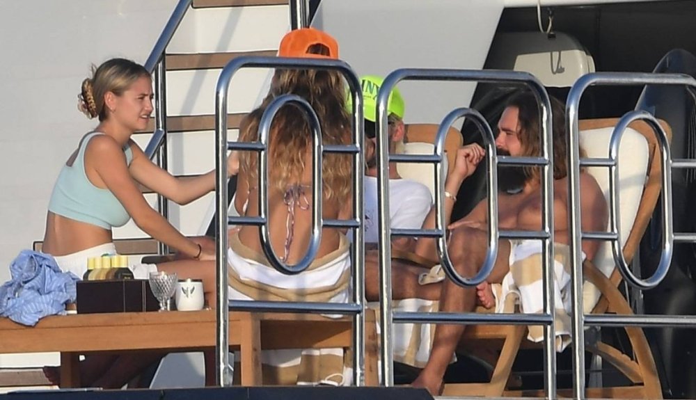 Хайди Клум на пляже с голой грудью