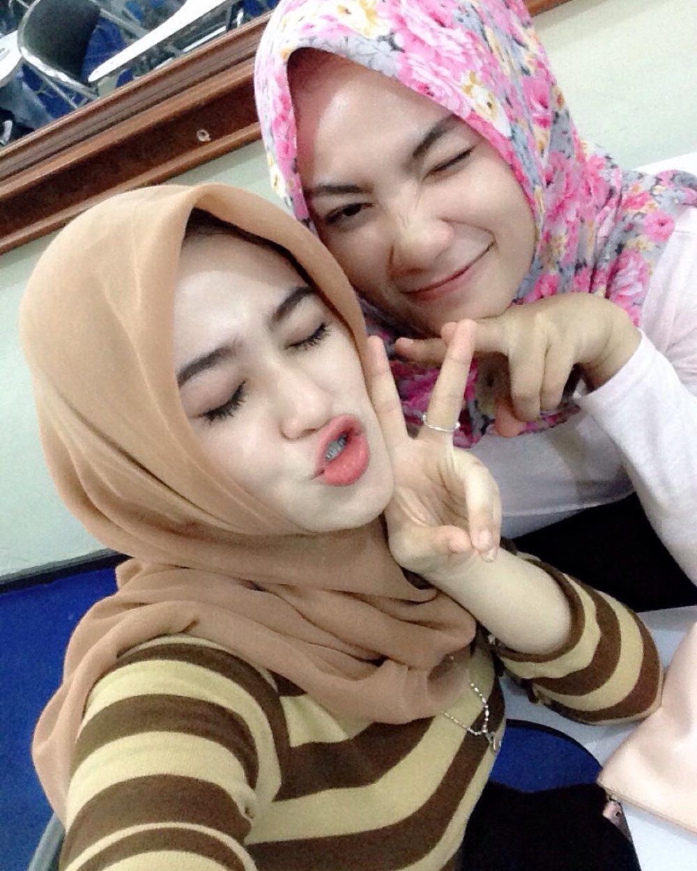 Dua Cewek Berjilbab Lesbi