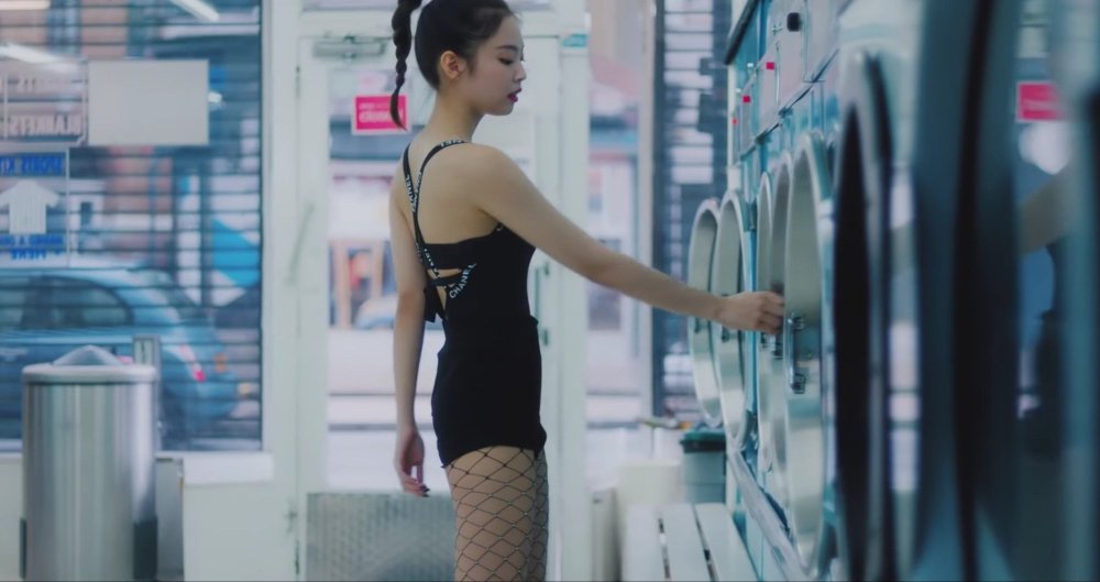 Blackpink Jennie and Lisa Kiss