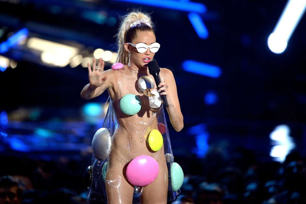 Miley Cyrus 18 on stage