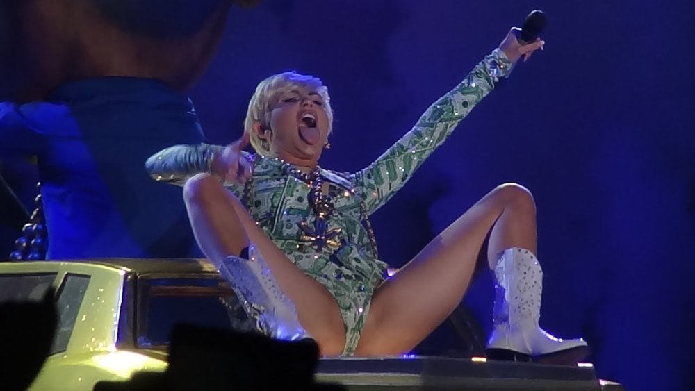 Miley Cyrus spread her legs
