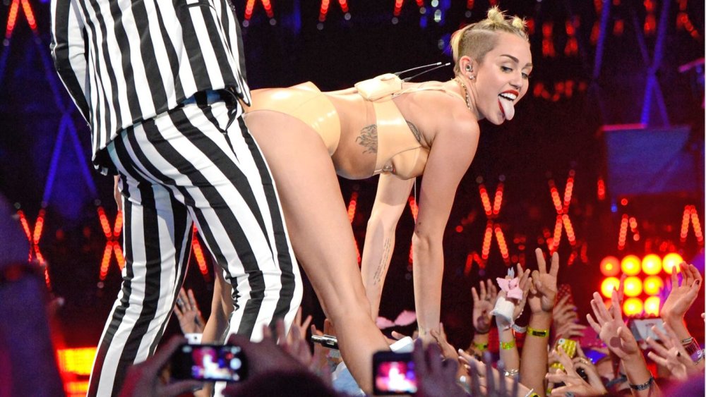 Inna, the singer lit up