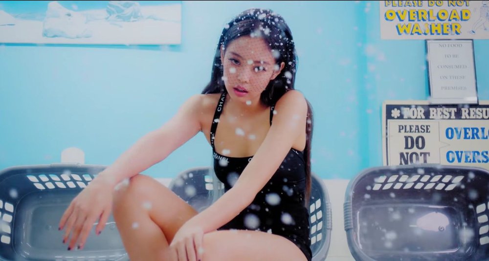 Blackpink Rose and Lisa full -length