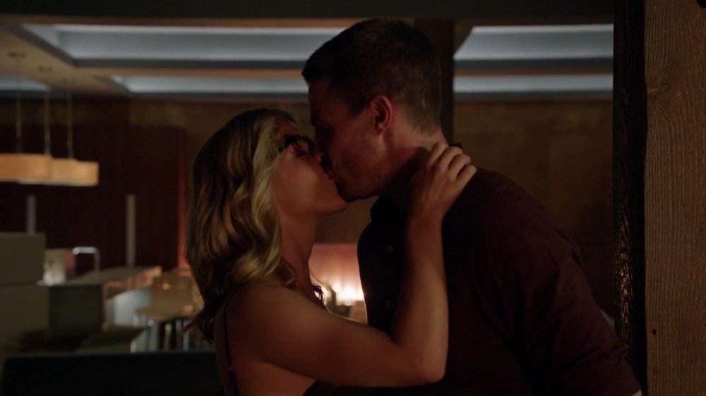 Felicity and Oliver bed scene