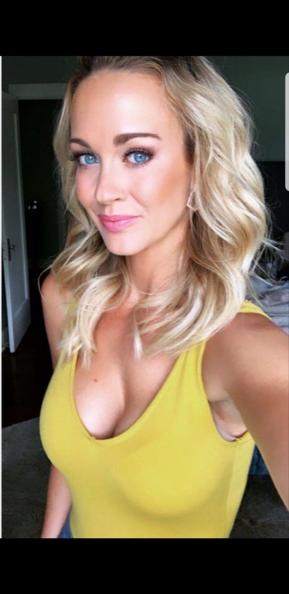 Nadia Sanko and Mamaev photo in the bathroom