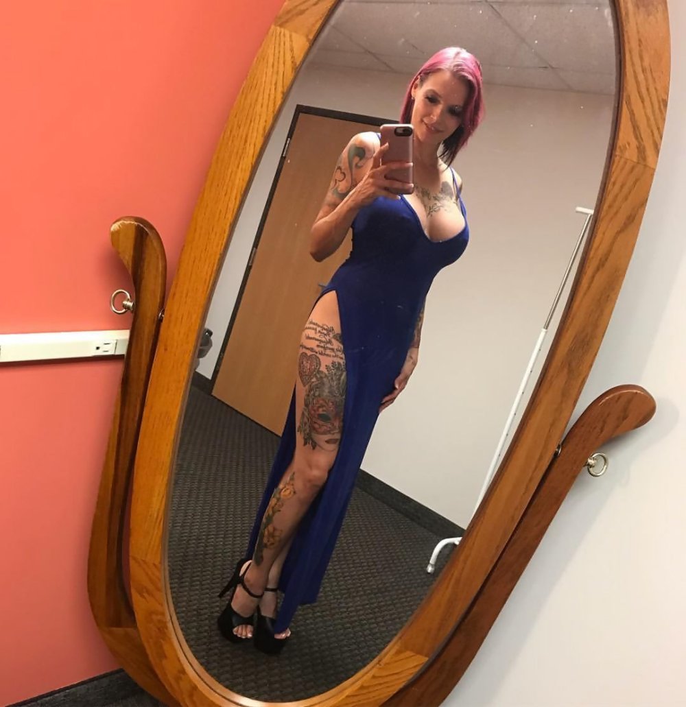 Anna Bell Peaks Selfie