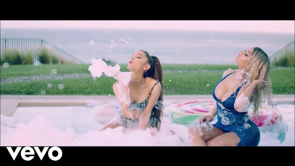 Ariana Grande Lesbian