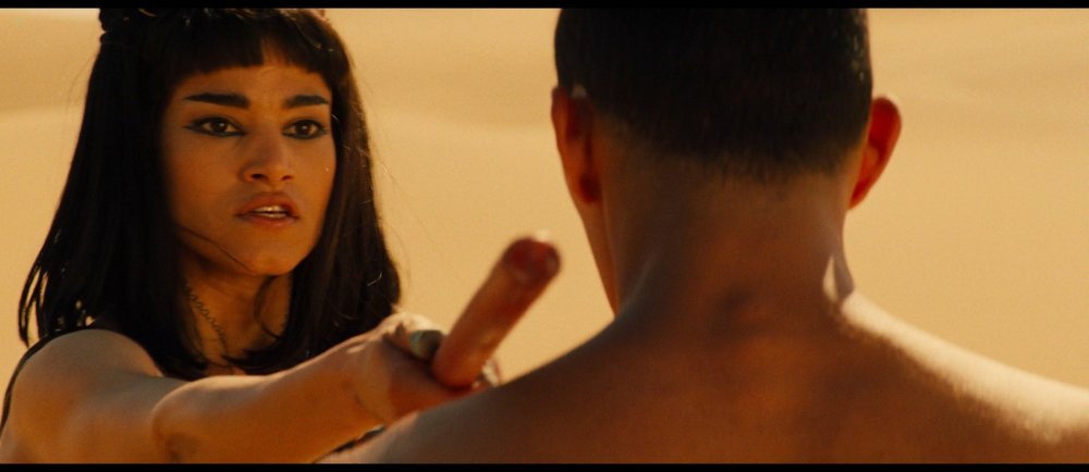 The lips of the pearls are black and white