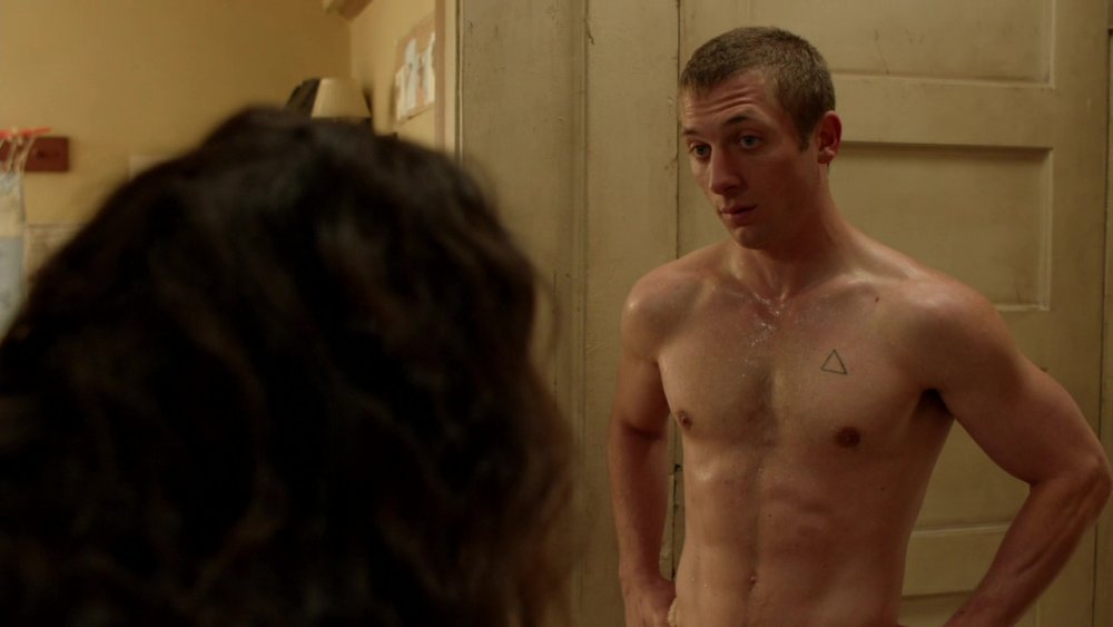 Jeremy Allen White with a naked torso