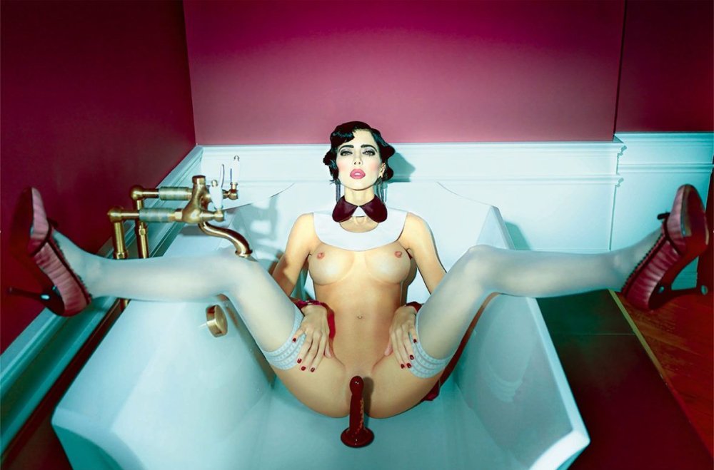 Naked artist Mila Muare