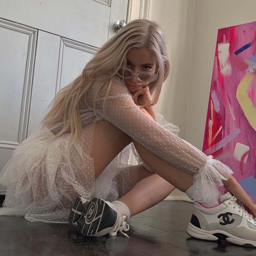 Russian girls naked show cunts