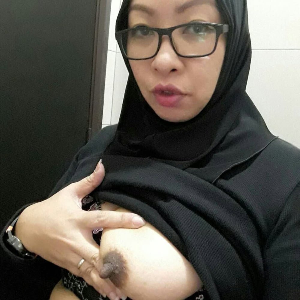 Hijab selfie Indonesian Big Boobs