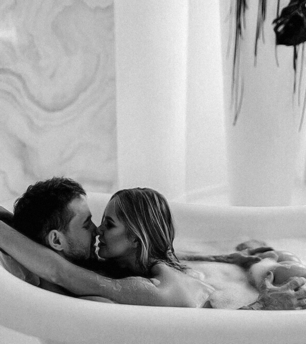 Photoshoot of a couple in the bathroom