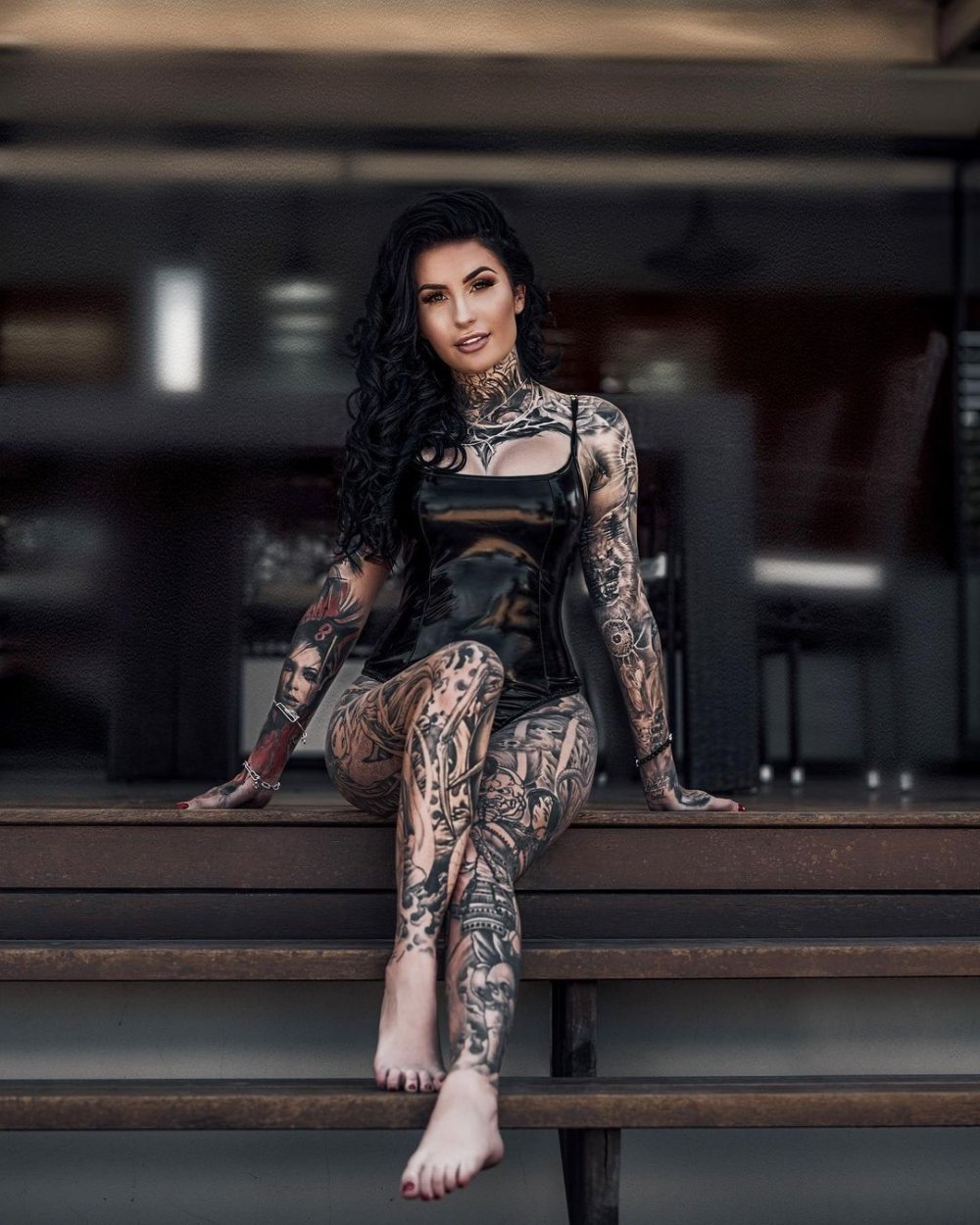 Black -haired girls with tattoo on the whole hand