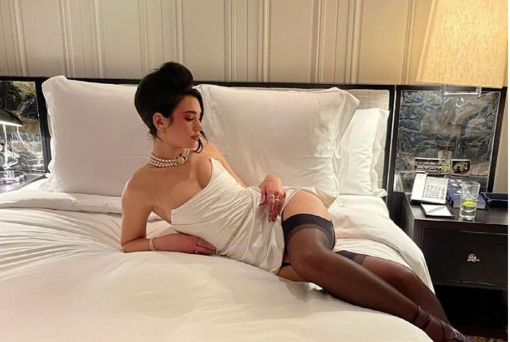 Dua Lipa +18