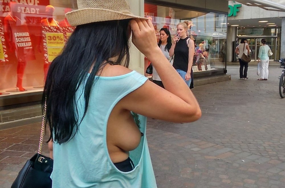 Leaned in the neckline Naked