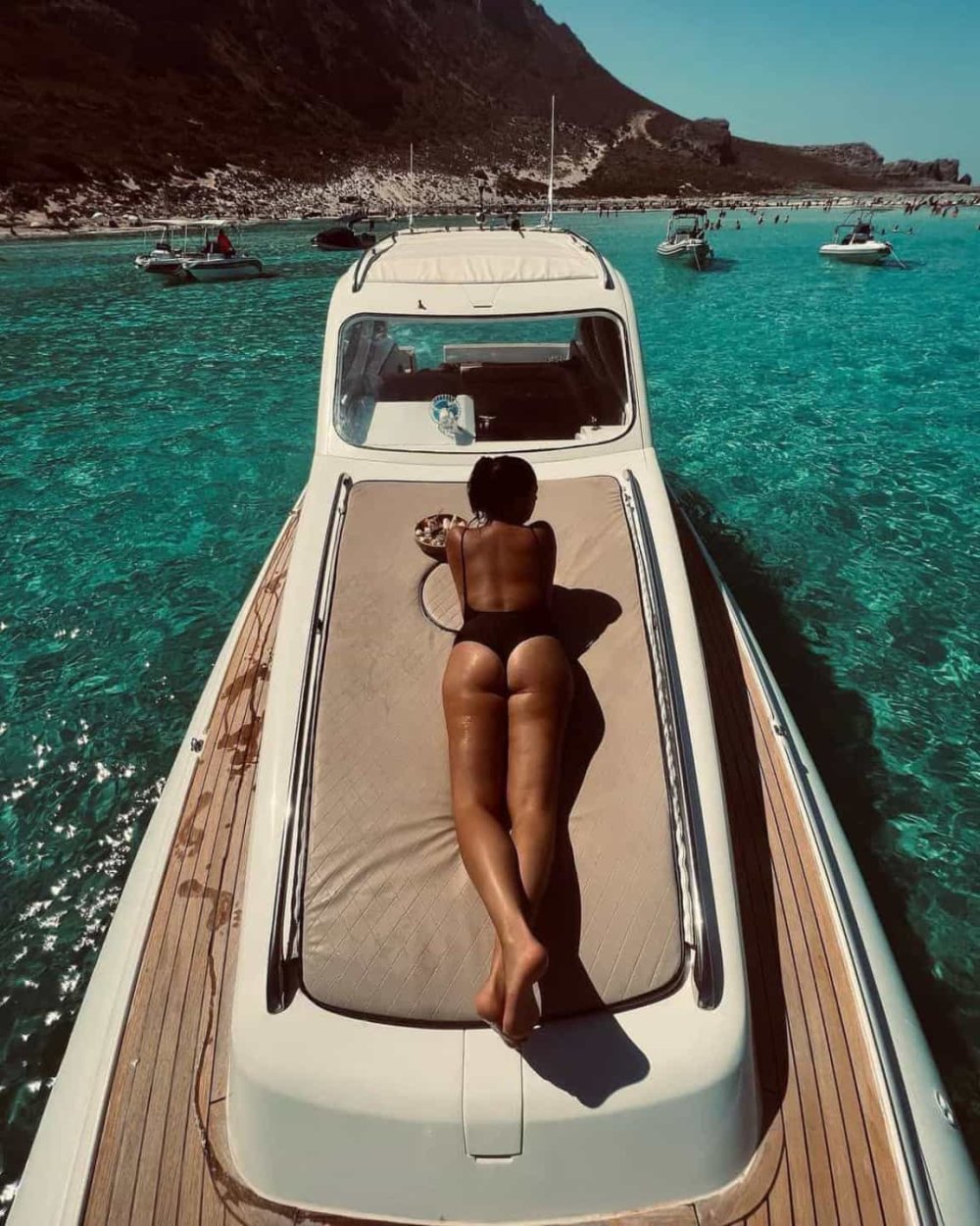 Georgina Rodriguez hot buttocks dress