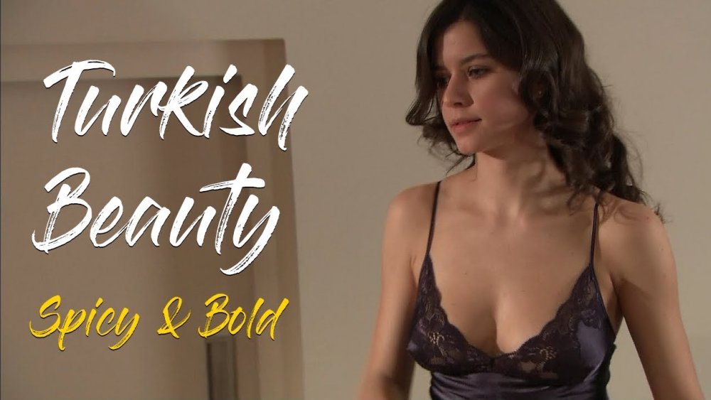 Beren Saat beeter naked