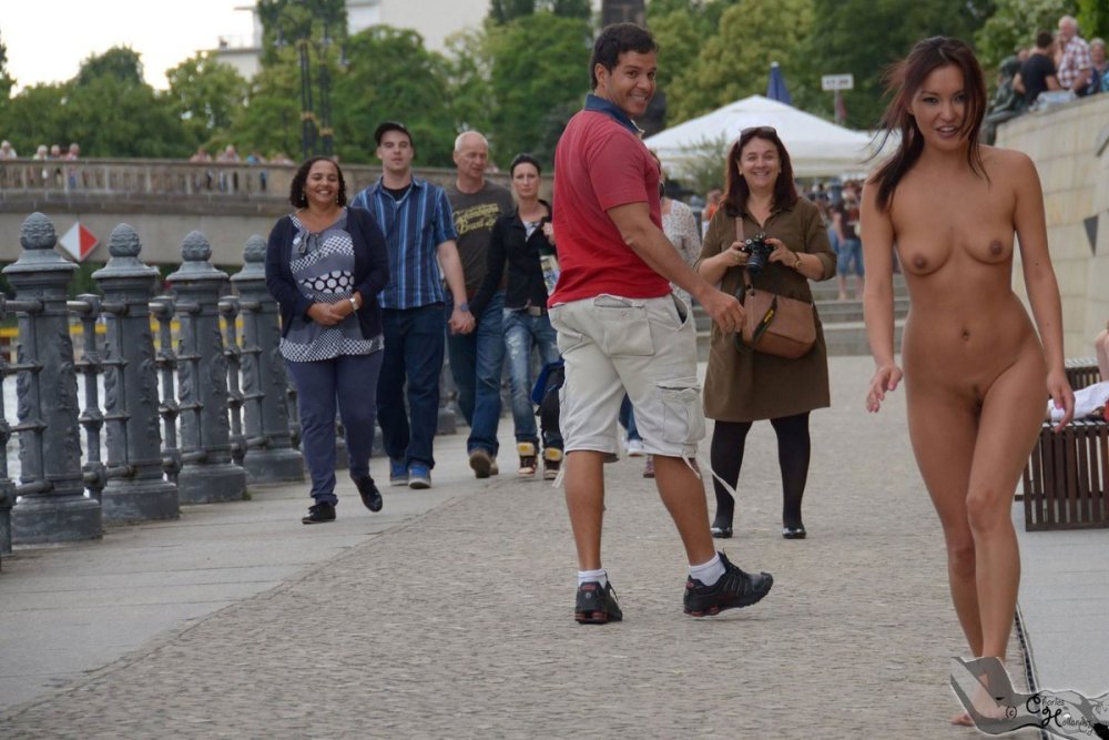 Video Naked Agnes walks along the street