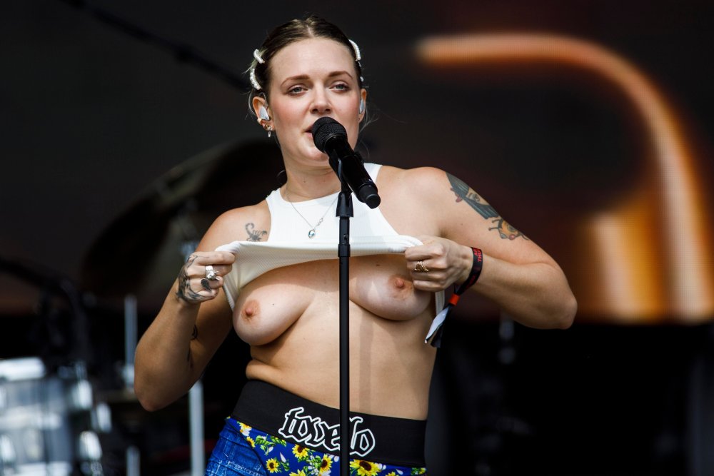 Tove LO Naked without underwear