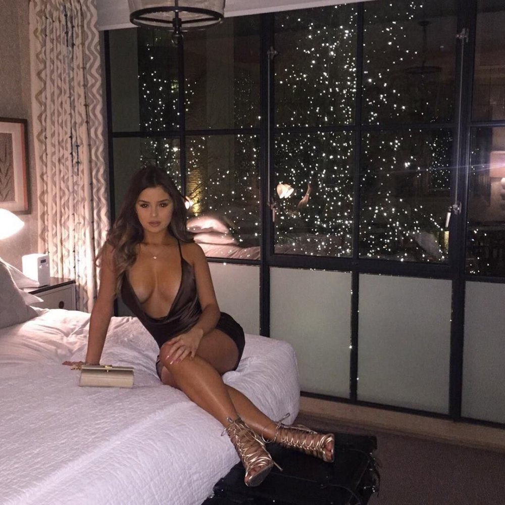 Demi Rose model was naked in honor of 10,000 subscribers