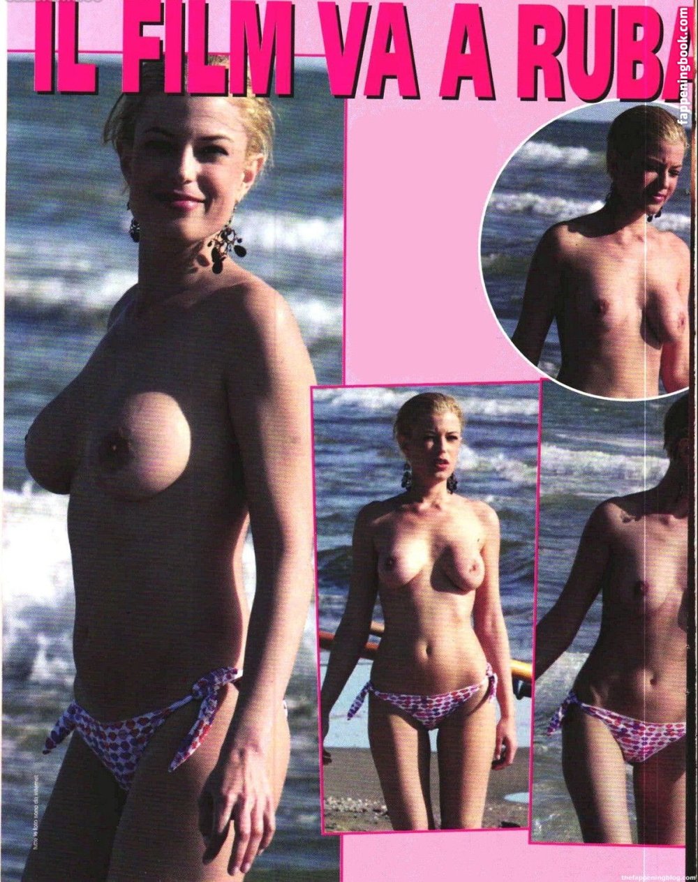 Sarah Tommazi without panties