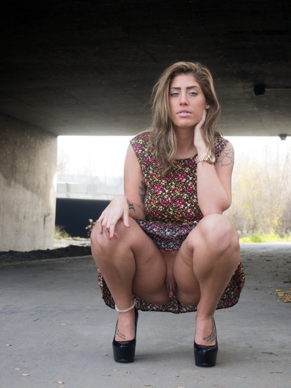 Woman shit without panties