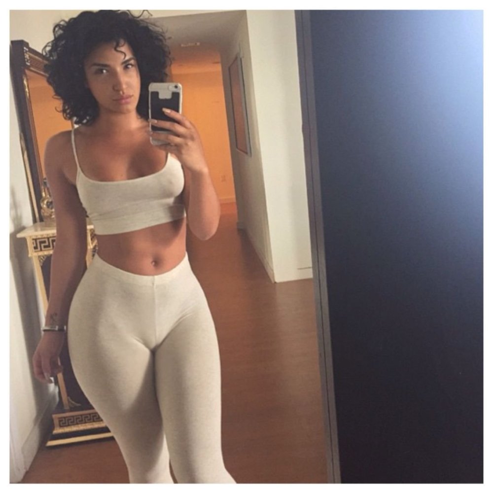 Alissa Sorto in jeans