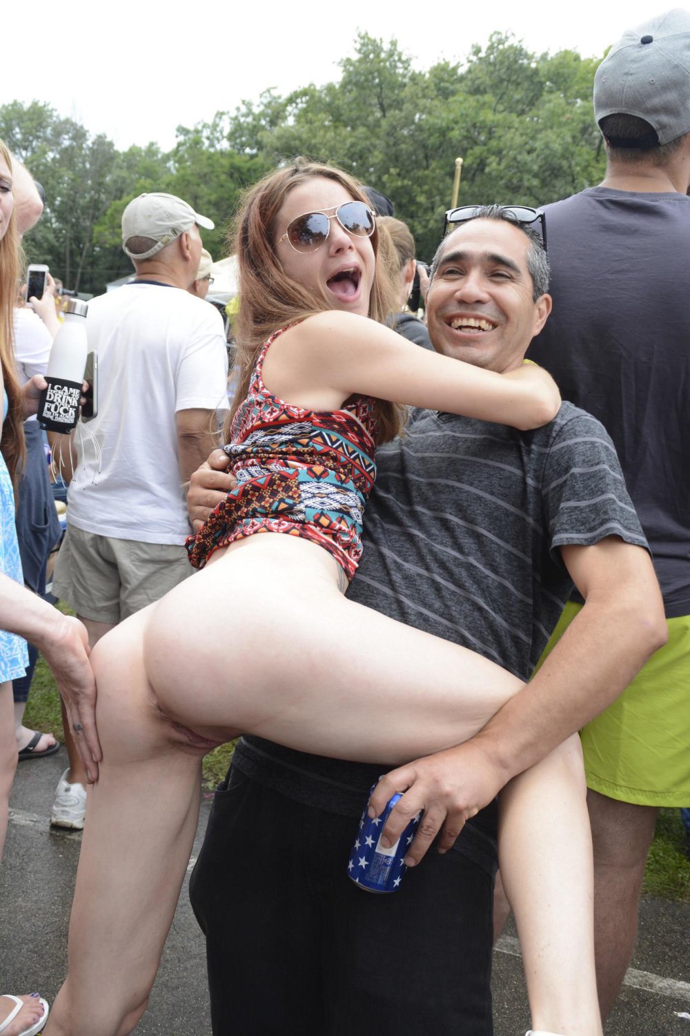 The girl is felt on the street