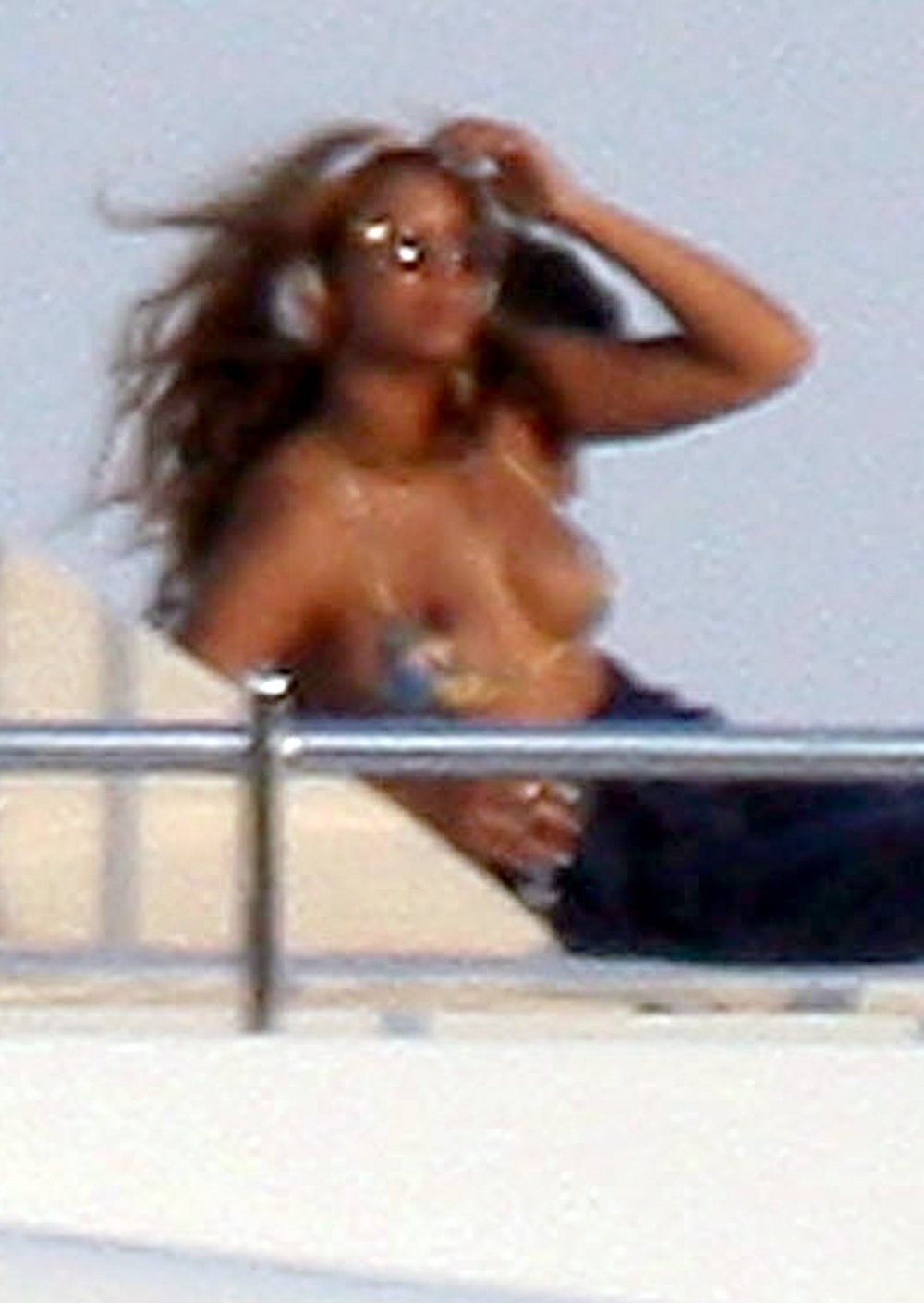 Beyoncé Noules Naked chest