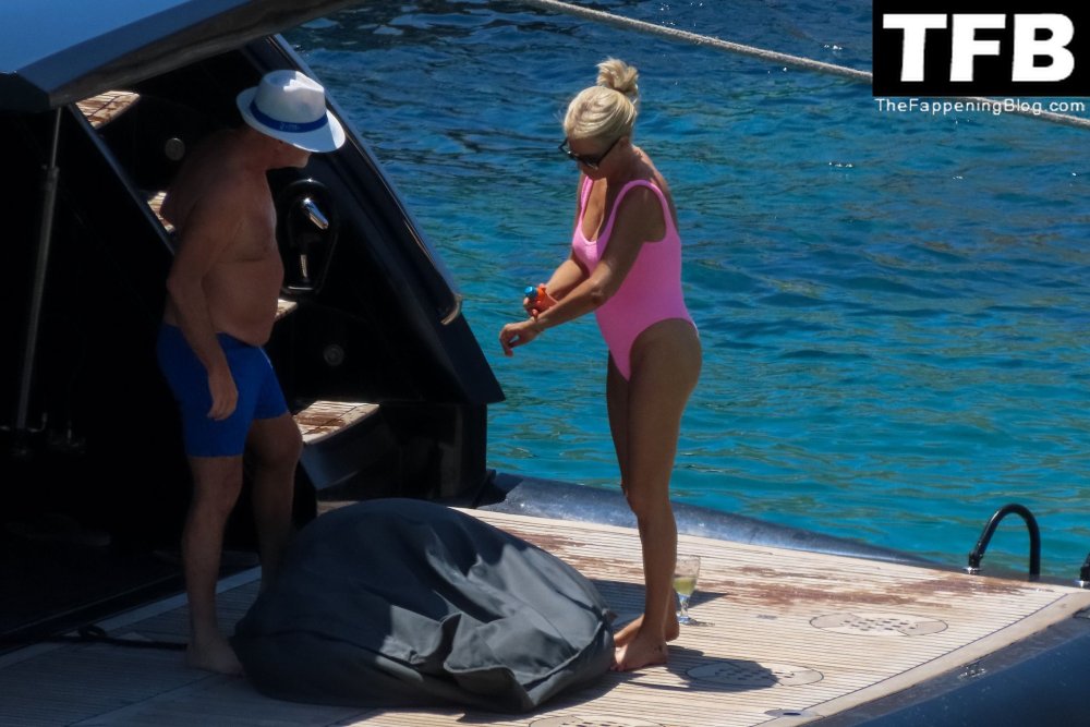 Caroline walls Buria hot