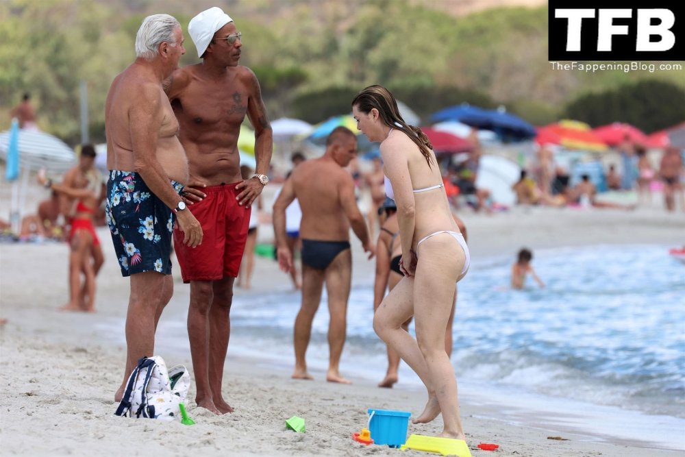 Kaetana Fitz-James Stuart Alba on the beach