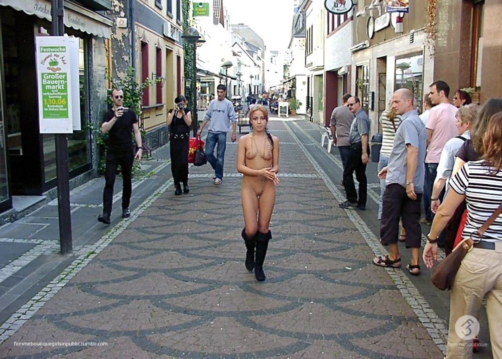 Naked Monica walks along the streets of the city